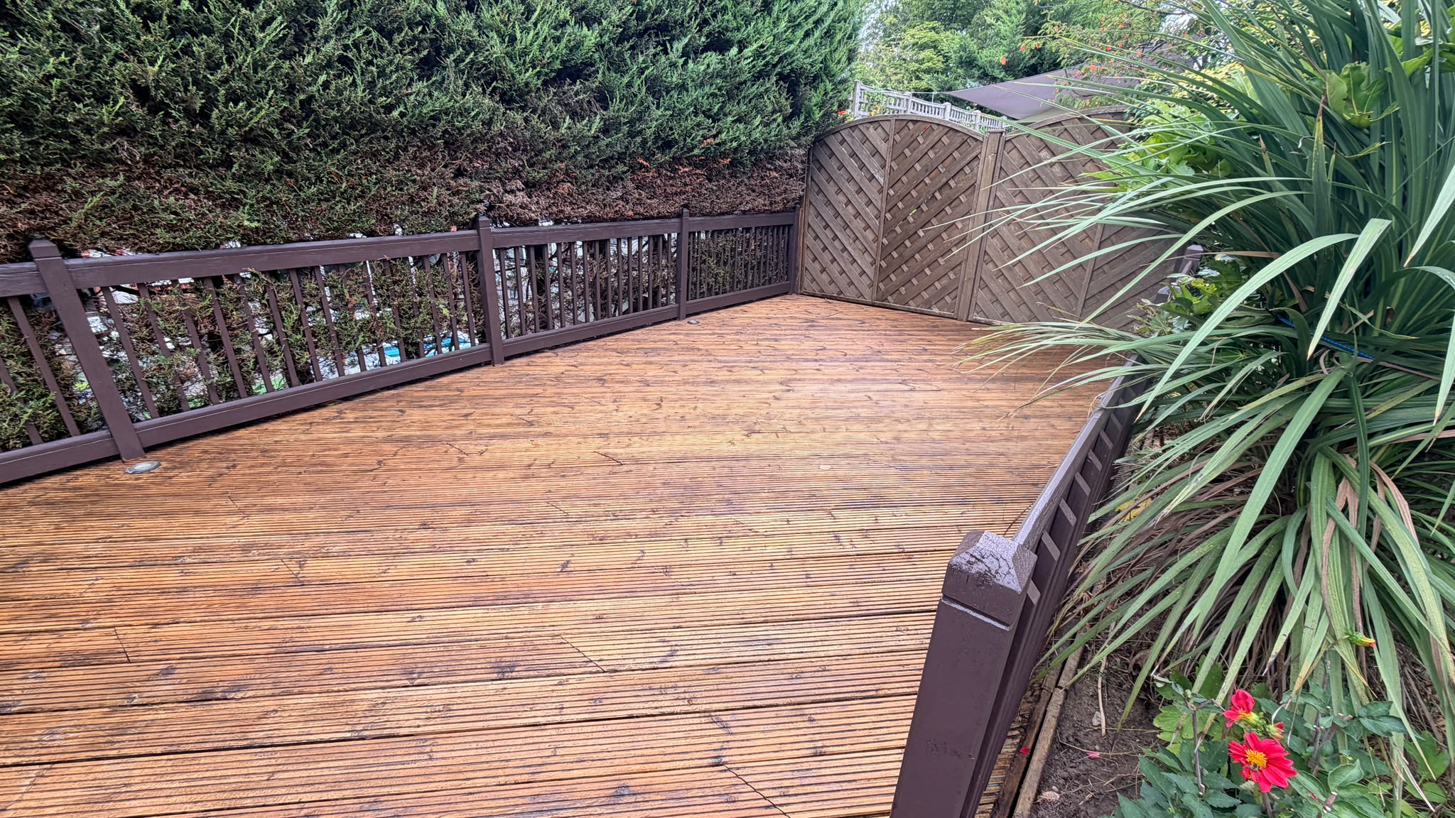 Trout Road Haslemere deck after — full L-shape run with diagonal trellis completed