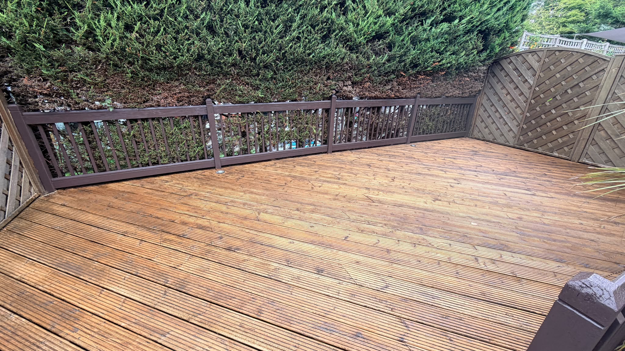 Trout Road Haslemere deck after — wide shot showing both balustrade styles completed